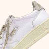 ZAPATILLAS BAJAS MEDALIST DE PIEL BLANCA Y DETALLES EN LUREX DORADO ZAPATILLAS BAJAS MEDALIST DE PIEL BLANCA Y DETALLES EN LUREX DORADO