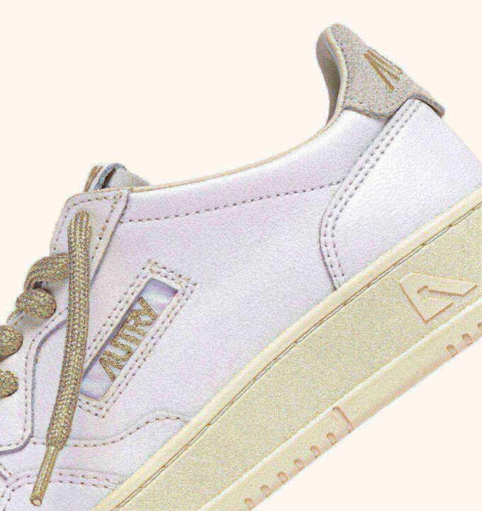 ZAPATILLAS BAJAS MEDALIST DE PIEL BLANCA Y DETALLES EN LUREX DORADO ZAPATILLAS BAJAS MEDALIST DE PIEL BLANCA Y DETALLES EN LUREX DORADO