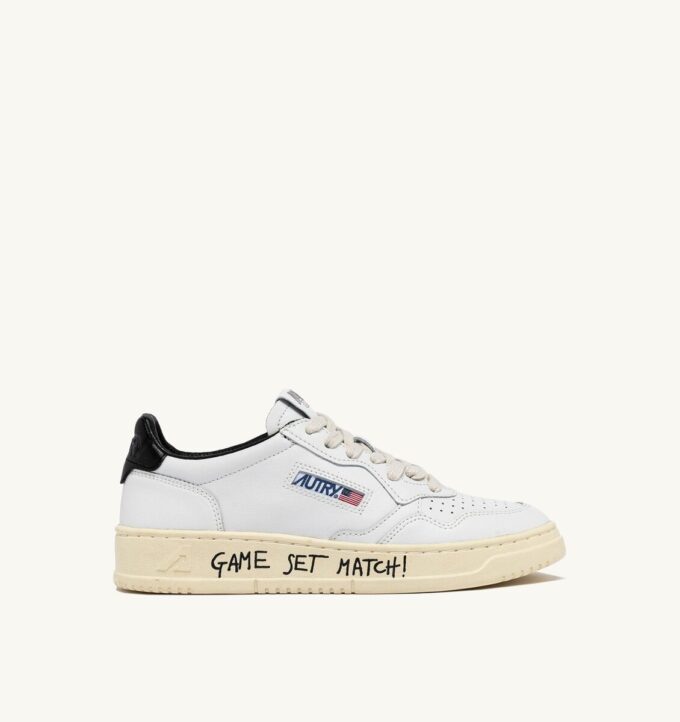 ZAPATILLAS BAJAS MEDALIST DE PIEL BLANCA Y NEGRA CON LETRAS ZAPATILLAS BAJAS MEDALIST DE PIEL BLANCA Y NEGRA CON LETRAS
