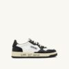ZAPATILLAS BAJAS MEDALIST DE PIEL BLANCA Y NEGRA CON LETRAS ZAPATILLAS BAJAS MEDALIST DE PIEL BLANCA Y NEGRA CON LETRAS