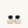 ZAPATILLAS BAJAS MEDALIST DE PIEL BLANCA Y NEGRA CON LETRAS ZAPATILLAS BAJAS MEDALIST DE PIEL BLANCA Y NEGRA CON LETRAS