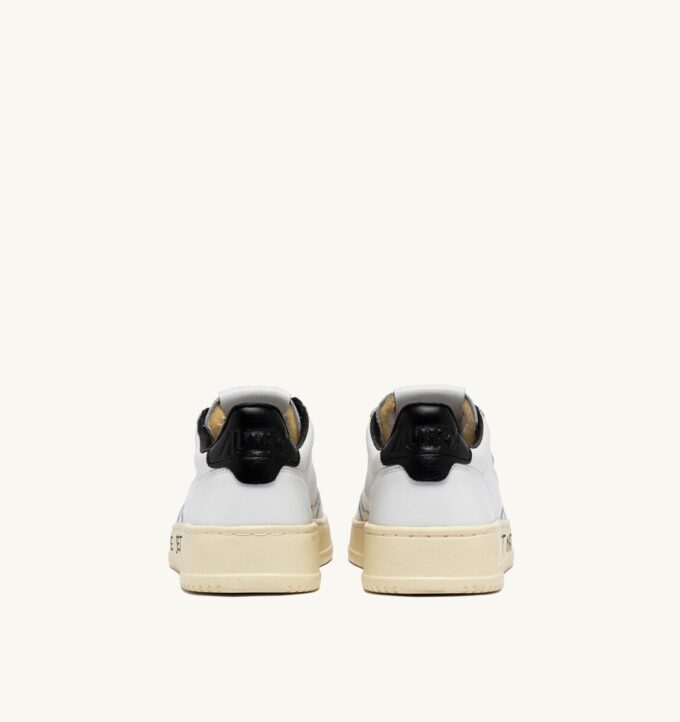 ZAPATILLAS BAJAS MEDALIST DE PIEL BLANCA Y NEGRA CON LETRAS ZAPATILLAS BAJAS MEDALIST DE PIEL BLANCA Y NEGRA CON LETRAS