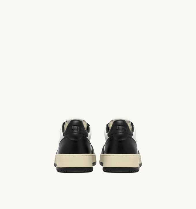 ZAPATILLAS BAJAS MEDALIST DE PIEL BLANCA Y NEGRA CON LETRAS ZAPATILLAS BAJAS MEDALIST DE PIEL BLANCA Y NEGRA CON LETRAS