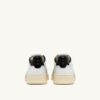 ZAPATILLAS BAJAS MEDALIST DE PIEL BLANCA Y NEGRA CON LETRAS ZAPATILLAS BAJAS MEDALIST DE PIEL BLANCA Y NEGRA CON LETRAS