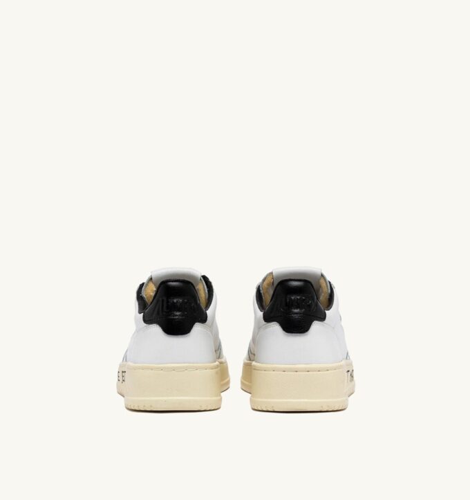 ZAPATILLAS BAJAS MEDALIST DE PIEL BLANCA Y NEGRA CON LETRAS ZAPATILLAS BAJAS MEDALIST DE PIEL BLANCA Y NEGRA CON LETRAS