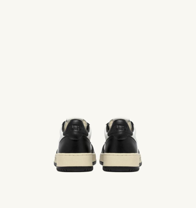 ZAPATILLAS BAJAS MEDALIST DE PIEL BLANCA Y NEGRA CON LETRAS ZAPATILLAS BAJAS MEDALIST DE PIEL BLANCA Y NEGRA CON LETRAS