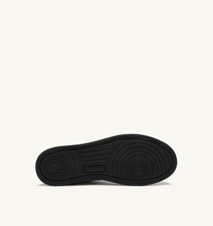 ZAPATILLAS BAJAS MEDALIST DE PIEL BLANCA Y NEGRA CON LETRAS ZAPATILLAS BAJAS MEDALIST DE PIEL BLANCA Y NEGRA CON LETRAS