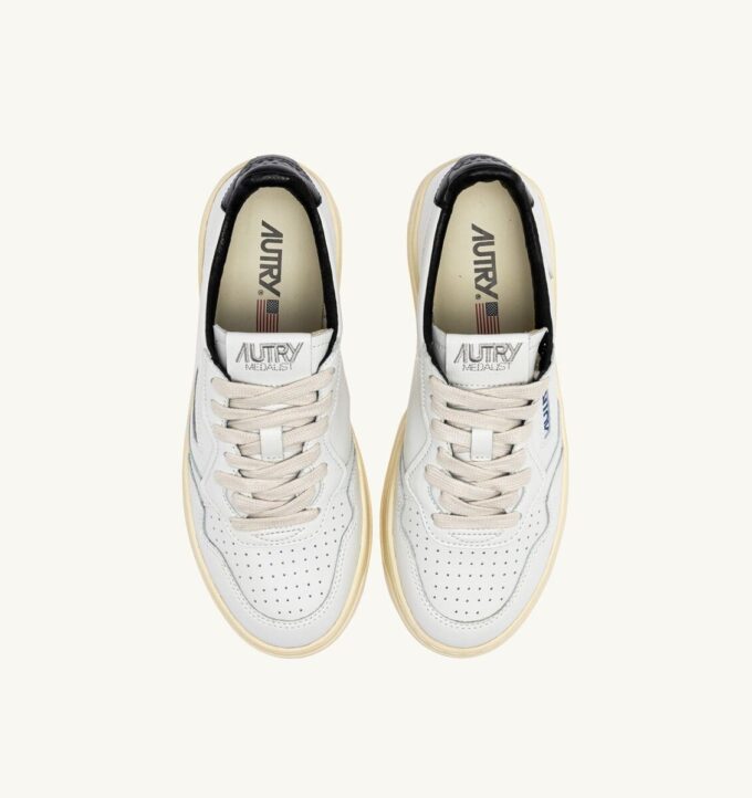 ZAPATILLAS BAJAS MEDALIST DE PIEL BLANCA Y NEGRA CON LETRAS ZAPATILLAS BAJAS MEDALIST DE PIEL BLANCA Y NEGRA CON LETRAS