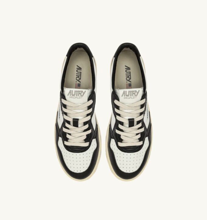 ZAPATILLAS BAJAS MEDALIST DE PIEL BLANCA Y NEGRA CON LETRAS ZAPATILLAS BAJAS MEDALIST DE PIEL BLANCA Y NEGRA CON LETRAS
