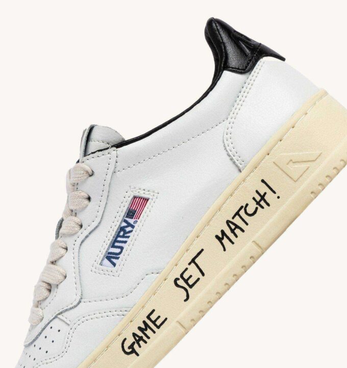 ZAPATILLAS BAJAS MEDALIST DE PIEL BLANCA Y NEGRA CON LETRAS ZAPATILLAS BAJAS MEDALIST DE PIEL BLANCA Y NEGRA CON LETRAS