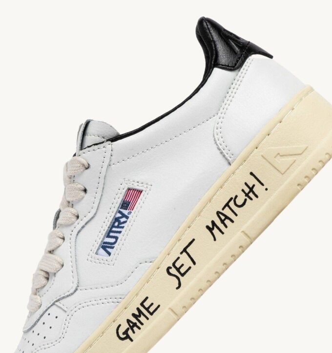 ZAPATILLAS BAJAS MEDALIST DE PIEL BLANCA Y NEGRA CON LETRAS ZAPATILLAS BAJAS MEDALIST DE PIEL BLANCA Y NEGRA CON LETRAS