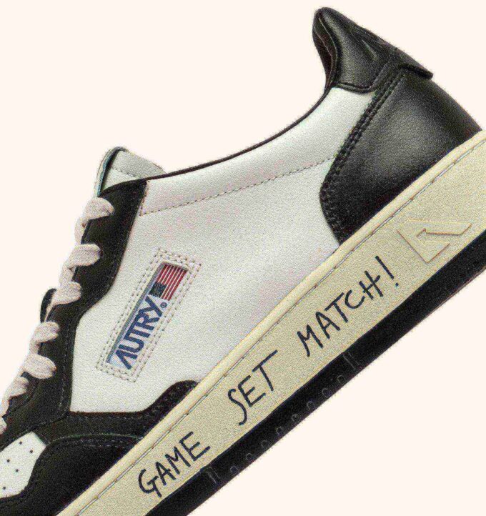 ZAPATILLAS BAJAS MEDALIST DE PIEL BLANCA Y NEGRA CON LETRAS ZAPATILLAS BAJAS MEDALIST DE PIEL BLANCA Y NEGRA CON LETRAS