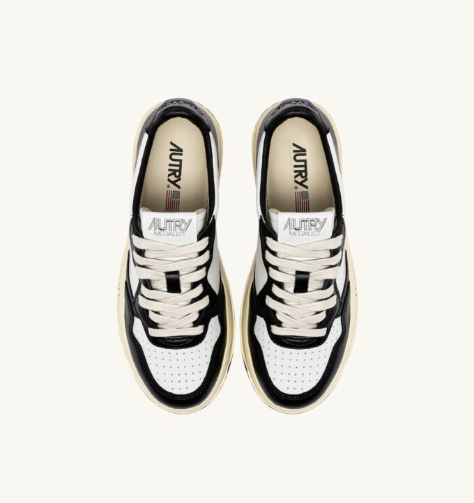 ZAPATILLAS BAJAS MEDALIST DE PIEL BLANCA Y NEGRA CON LETRAS ZAPATILLAS BAJAS MEDALIST DE PIEL BLANCA Y NEGRA CON LETRAS