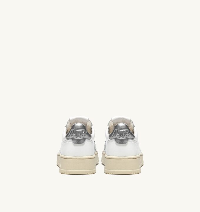 ZAPATILLAS BAJAS MEDALIST DE PIEL BLANCA Y PLATEADA