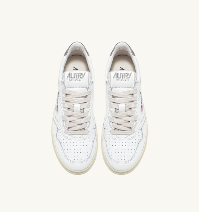 ZAPATILLAS BAJAS MEDALIST DE PIEL BLANCA Y PLATEADA