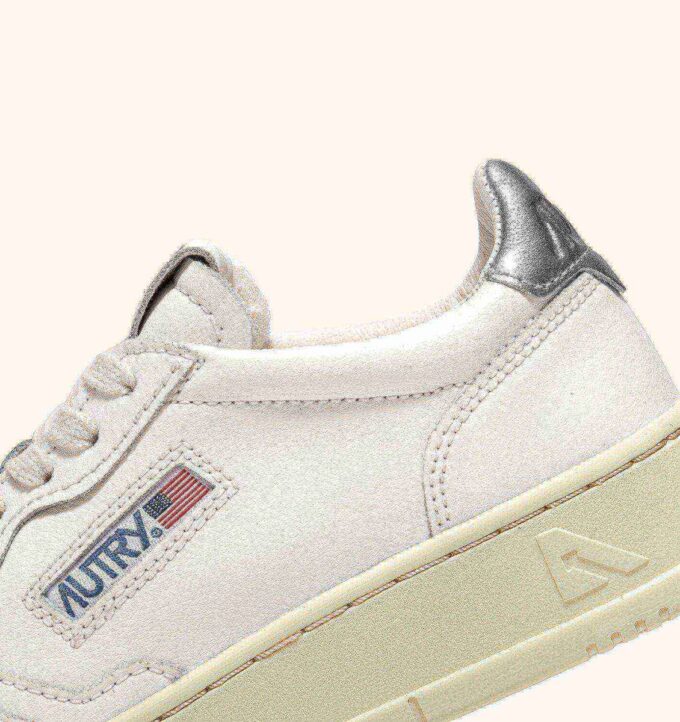 ZAPATILLAS BAJAS MEDALIST DE PIEL BLANCA Y PLATEADA