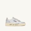 ZAPATILLAS BAJAS MEDALIST DE PIEL BLANCA Y PLATEADA CON LETRAS
