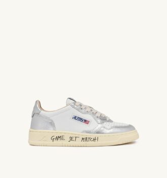 ZAPATILLAS BAJAS MEDALIST DE PIEL BLANCA Y PLATEADA CON LETRAS