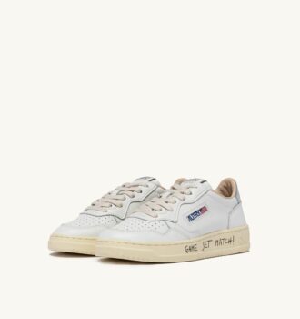 ZAPATILLAS BAJAS MEDALIST DE PIEL BLANCA Y PLATEADA CON LETRAS