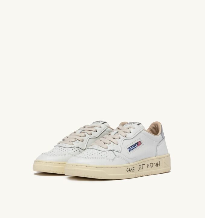 ZAPATILLAS BAJAS MEDALIST DE PIEL BLANCA Y PLATEADA CON LETRAS