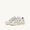 ZAPATILLAS BAJAS MEDALIST DE PIEL BLANCA Y PLATEADA CON LETRAS