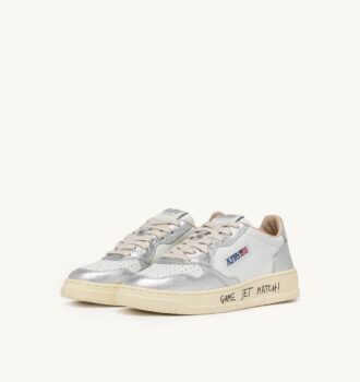 ZAPATILLAS BAJAS MEDALIST DE PIEL BLANCA Y PLATEADA CON LETRAS