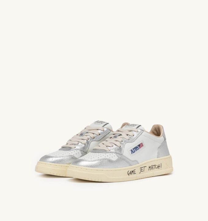 ZAPATILLAS BAJAS MEDALIST DE PIEL BLANCA Y PLATEADA CON LETRAS