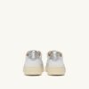 ZAPATILLAS BAJAS MEDALIST DE PIEL BLANCA Y PLATEADA CON LETRAS