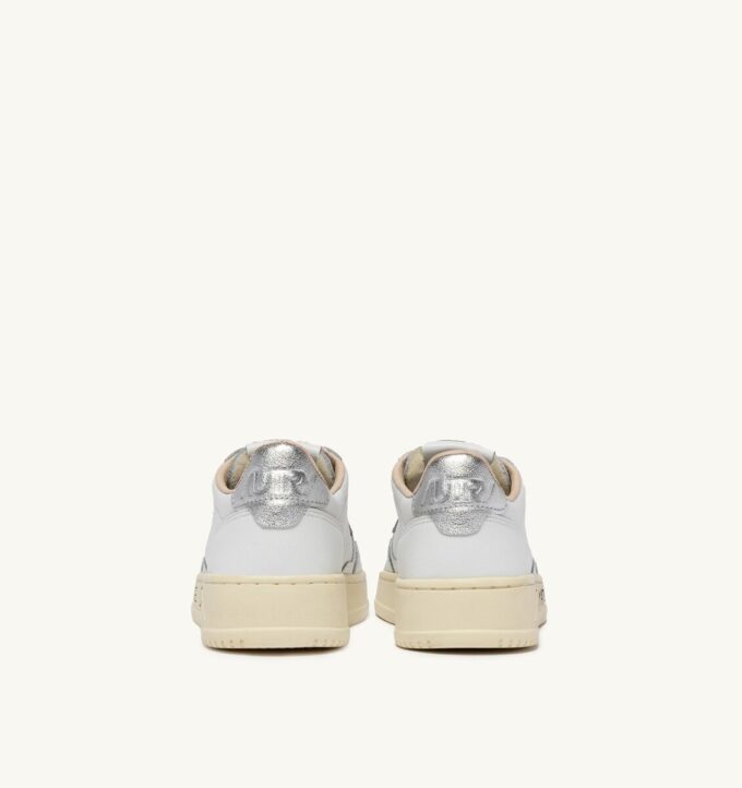 ZAPATILLAS BAJAS MEDALIST DE PIEL BLANCA Y PLATEADA CON LETRAS