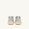 ZAPATILLAS BAJAS MEDALIST DE PIEL BLANCA Y PLATEADA CON LETRAS