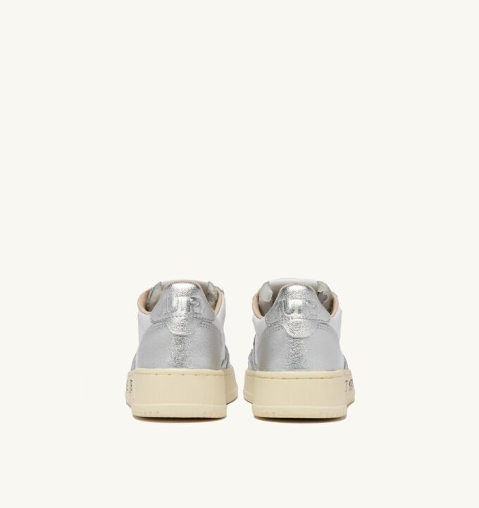ZAPATILLAS BAJAS MEDALIST DE PIEL BLANCA Y PLATEADA CON LETRAS