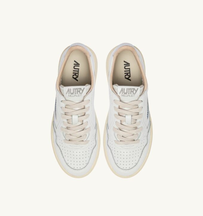 ZAPATILLAS BAJAS MEDALIST DE PIEL BLANCA Y PLATEADA CON LETRAS