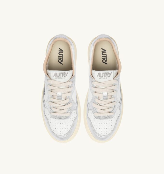 ZAPATILLAS BAJAS MEDALIST DE PIEL BLANCA Y PLATEADA CON LETRAS