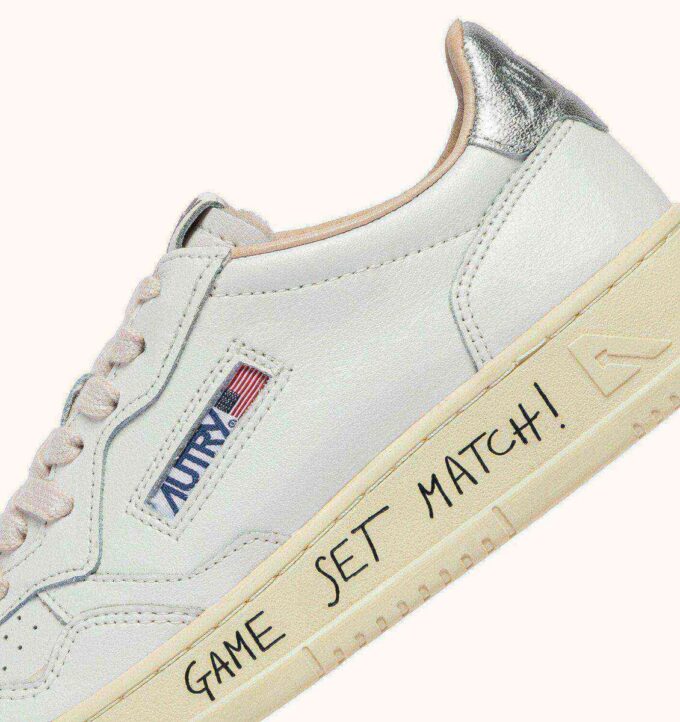 ZAPATILLAS BAJAS MEDALIST DE PIEL BLANCA Y PLATEADA CON LETRAS