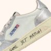ZAPATILLAS BAJAS MEDALIST DE PIEL BLANCA Y PLATEADA CON LETRAS