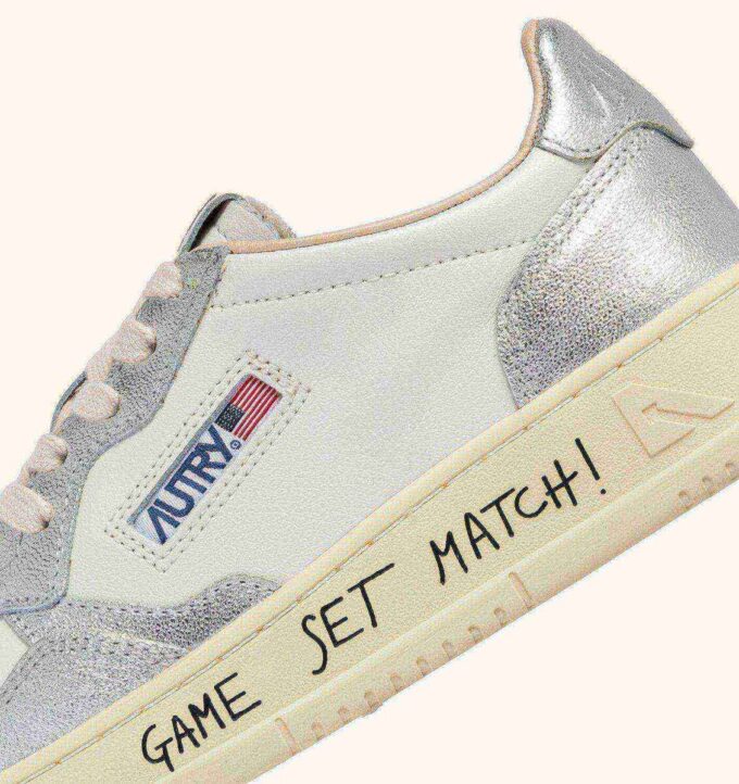 ZAPATILLAS BAJAS MEDALIST DE PIEL BLANCA Y PLATEADA CON LETRAS
