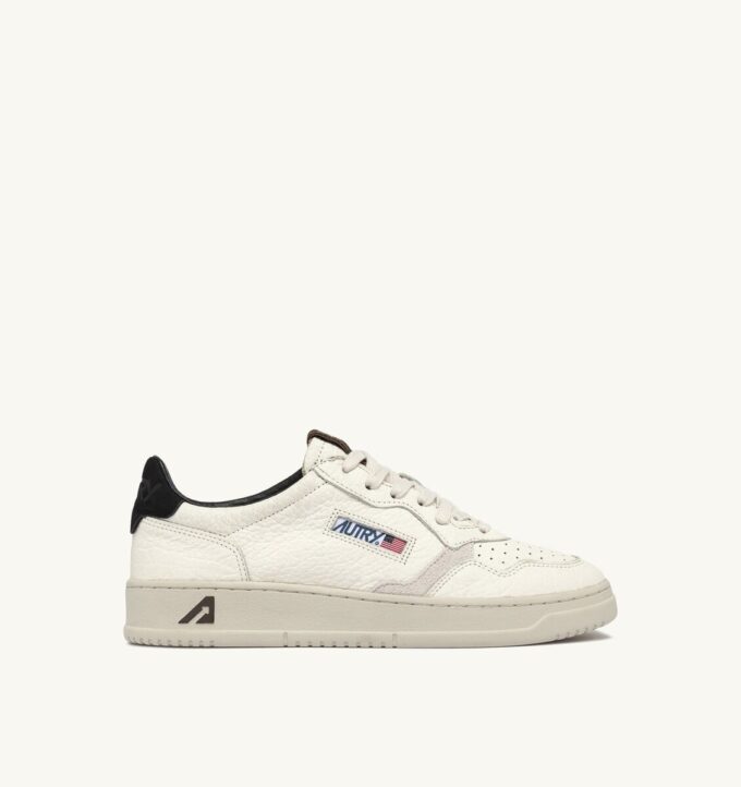 ZAPATILLAS BAJAS MEDALIST DE PIEL CON DETALLES EN NEGRO Y PIÑA ZAPATILLAS BAJAS MEDALIST DE PIEL CON DETALLES EN NEGRO Y PIÑA