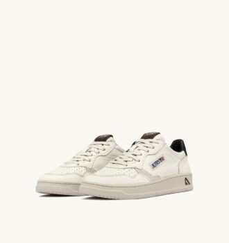 ZAPATILLAS BAJAS MEDALIST DE PIEL CON DETALLES EN NEGRO Y PIÑA