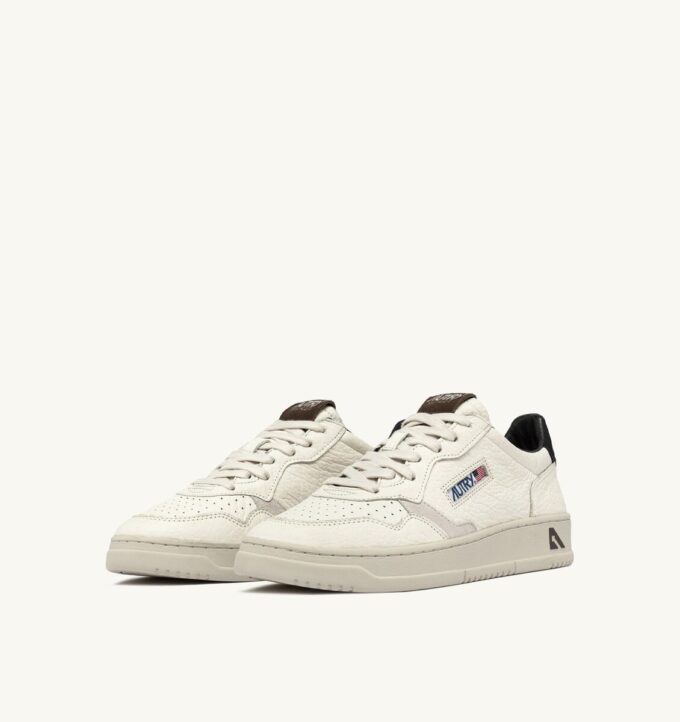 ZAPATILLAS BAJAS MEDALIST DE PIEL CON DETALLES EN NEGRO Y PIÑA ZAPATILLAS BAJAS MEDALIST DE PIEL CON DETALLES EN NEGRO Y PIÑA