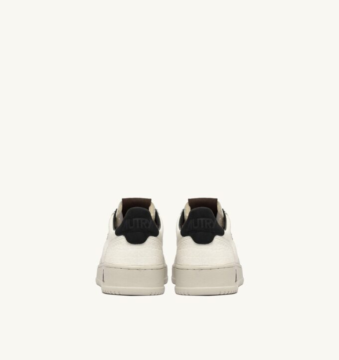 ZAPATILLAS BAJAS MEDALIST DE PIEL CON DETALLES EN NEGRO Y PIÑA ZAPATILLAS BAJAS MEDALIST DE PIEL CON DETALLES EN NEGRO Y PIÑA