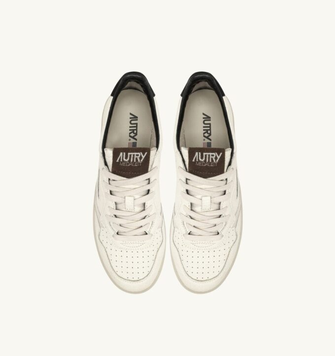 ZAPATILLAS BAJAS MEDALIST DE PIEL CON DETALLES EN NEGRO Y PIÑA ZAPATILLAS BAJAS MEDALIST DE PIEL CON DETALLES EN NEGRO Y PIÑA