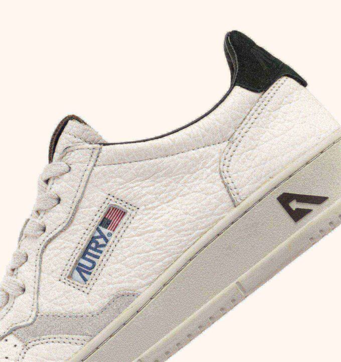 ZAPATILLAS BAJAS MEDALIST DE PIEL CON DETALLES EN NEGRO Y PIÑA ZAPATILLAS BAJAS MEDALIST DE PIEL CON DETALLES EN NEGRO Y PIÑA