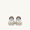 ZAPATILLAS BAJAS MEDALIST DE PIEL TEXTURIZADA BLANCA CON DETALLES PLATEADOS Y ROSAS ZAPATILLAS BAJAS MEDALIST DE PIEL TEXTURIZADA BLANCA CON DETALLES PLATEADOS Y ROSAS