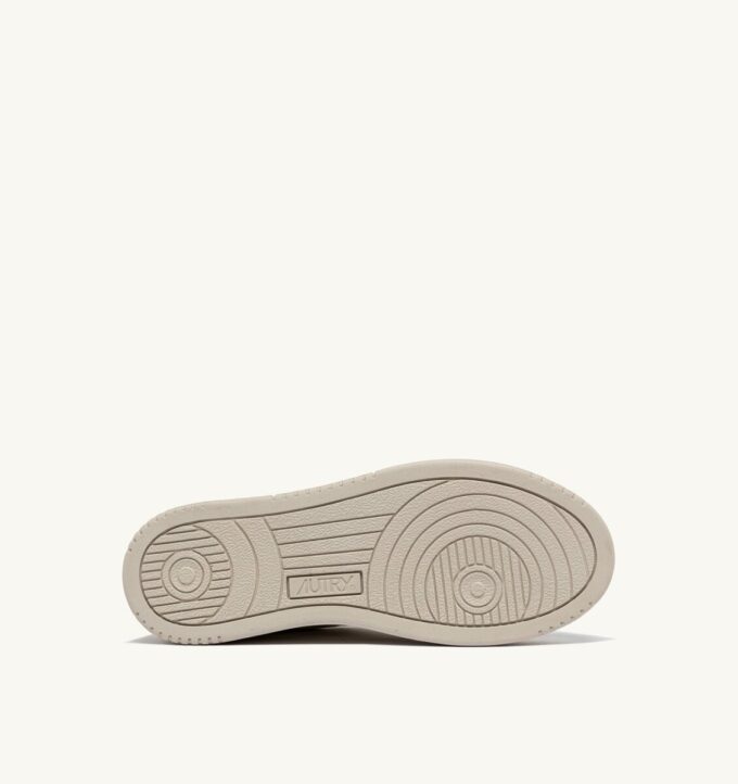 ZAPATILLAS BAJAS MEDALIST DE PIEL TEXTURIZADA BLANCA CON DETALLES PLATEADOS Y ROSAS ZAPATILLAS BAJAS MEDALIST DE PIEL TEXTURIZADA BLANCA CON DETALLES PLATEADOS Y ROSAS