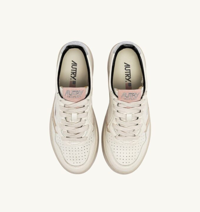ZAPATILLAS BAJAS MEDALIST DE PIEL TEXTURIZADA BLANCA CON DETALLES PLATEADOS Y ROSAS ZAPATILLAS BAJAS MEDALIST DE PIEL TEXTURIZADA BLANCA CON DETALLES PLATEADOS Y ROSAS