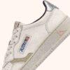 ZAPATILLAS BAJAS MEDALIST DE PIEL TEXTURIZADA BLANCA CON DETALLES PLATEADOS Y ROSAS ZAPATILLAS BAJAS MEDALIST DE PIEL TEXTURIZADA BLANCA CON DETALLES PLATEADOS Y ROSAS