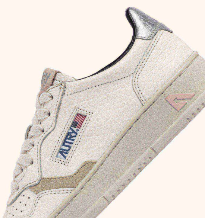 ZAPATILLAS BAJAS MEDALIST DE PIEL TEXTURIZADA BLANCA CON DETALLES PLATEADOS Y ROSAS ZAPATILLAS BAJAS MEDALIST DE PIEL TEXTURIZADA BLANCA CON DETALLES PLATEADOS Y ROSAS