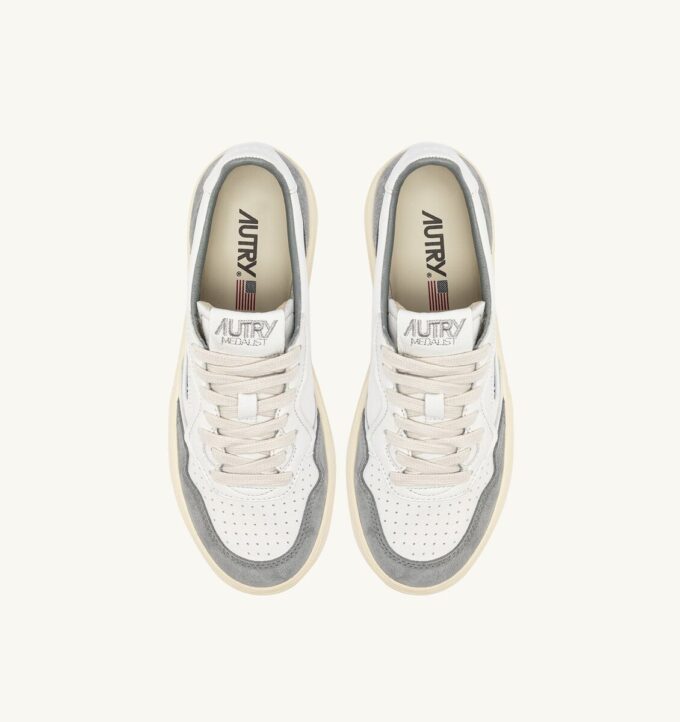ZAPATILLAS BAJAS MEDALIST DE PIEL Y ANTE BLANCO Y GRIS