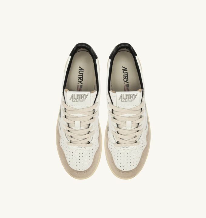 ZAPATILLAS BAJAS MEDALIST DE PIEL Y ANTE BLANCO Y NEGRO CON LETRAS ZAPATILLAS BAJAS MEDALIST DE PIEL Y ANTE BLANCO Y NEGRO CON LETRAS