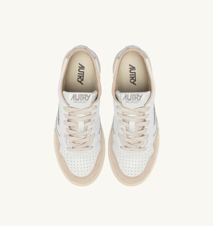 ZAPATILLAS BAJAS MEDALIST DE PIEL Y ANTE BLANCO Y PLATA CON LETRAS